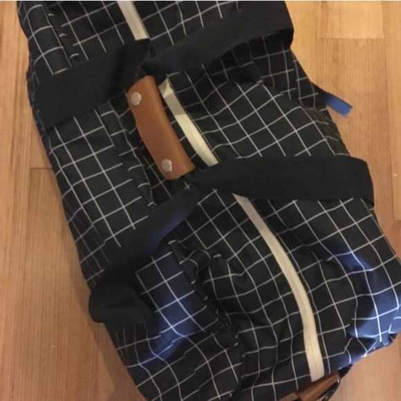 Large Herschel Outfitter duffel - Picture 3 of 4